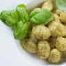 Gnocchi con pesto genovés